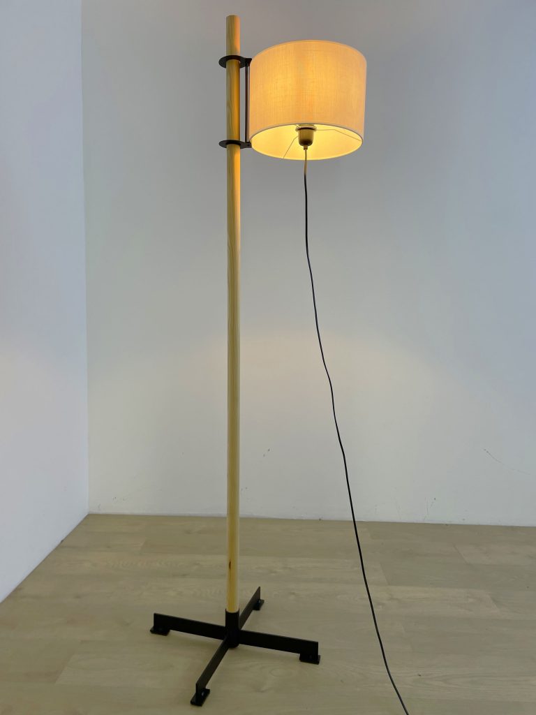 lampara de pie vintage pantalla de lino beige con pie de madera