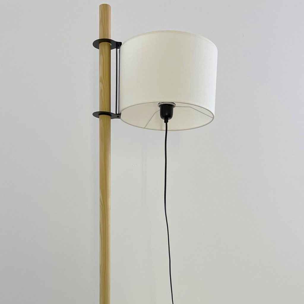 Lámpara de pie de madera vintage y pantalla de lino beige