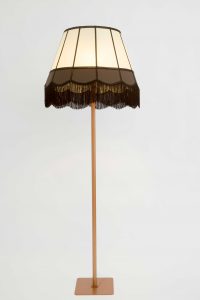 lampara de pie vintage cascada de flecos marron