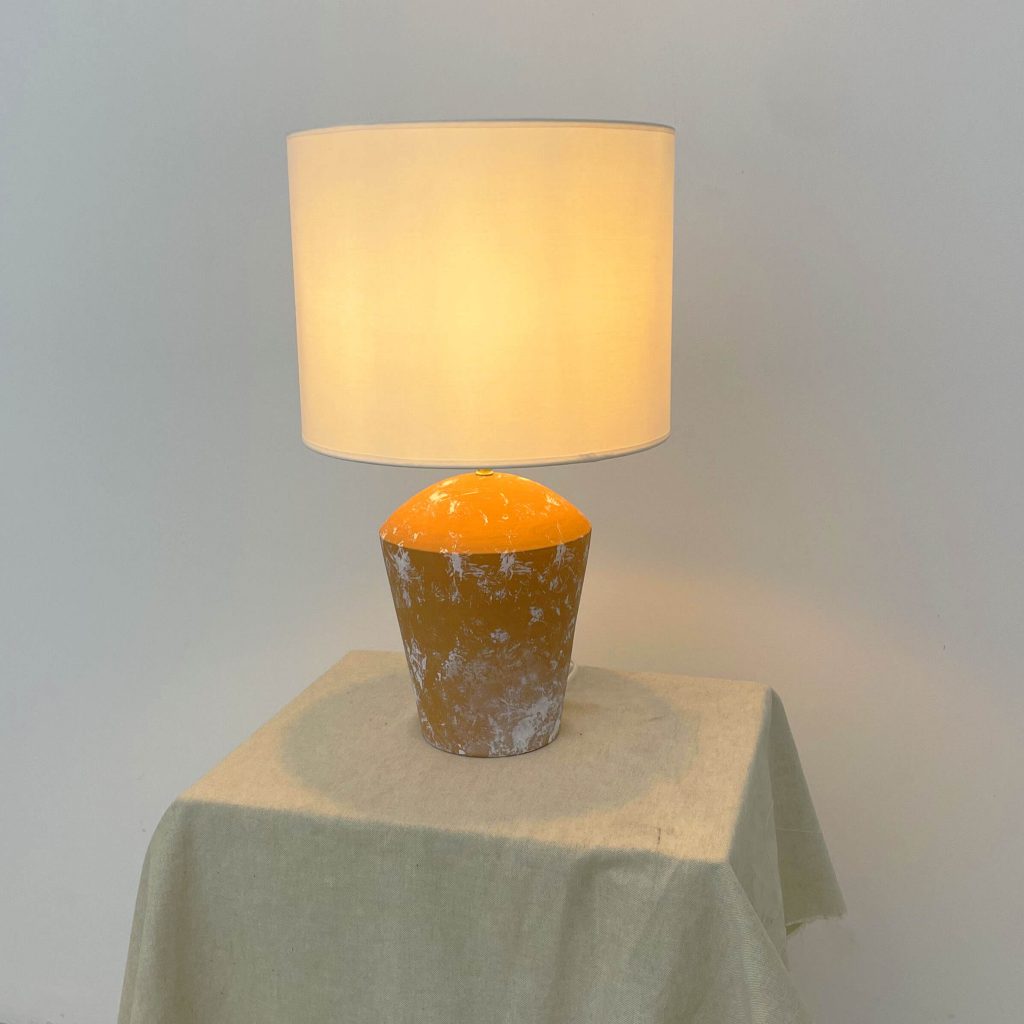Lámpara de mesa vintage pie de cerámica con pantalla de tela – Gautam