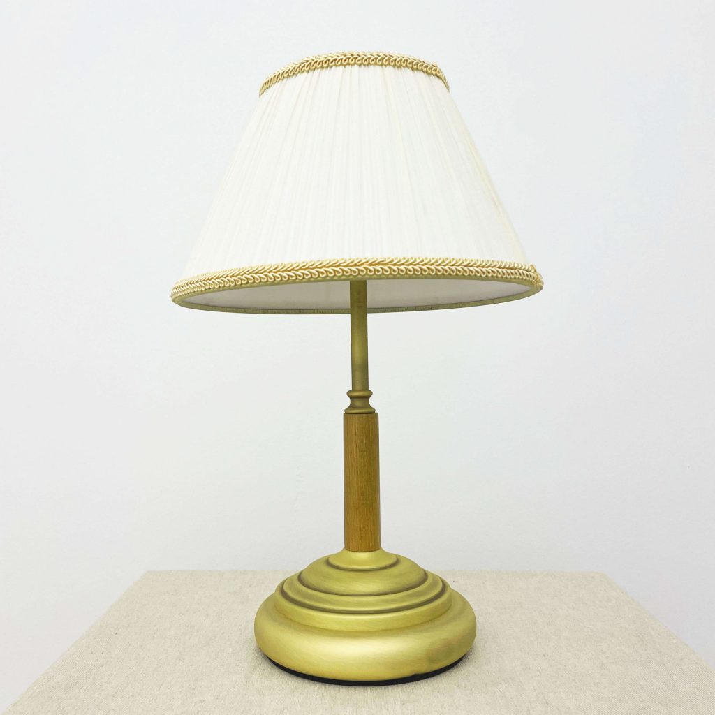 lampara de mesa con pantalla de tela de estilo vintage